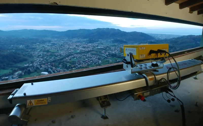 Interferometro radar terrestre su guida lineare, strumento impiegato nel monitoraggio strutturale, installato in posizione fissa al riparo di un edificio